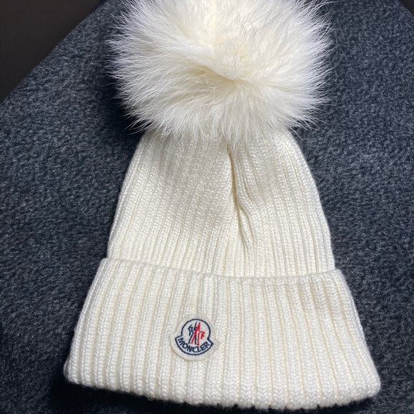 Moncler Accessories - NWOT Moncler ribbed ivory berretto hat